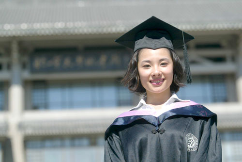 图文-刘璇从北大新闻系毕业 身着学士服更显靓