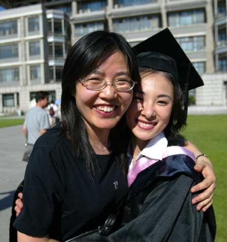 图文-刘璇从北大新闻系毕业 拍毕业照拥抱导师
