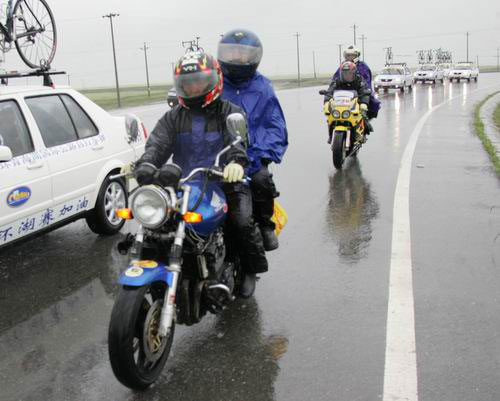 图文-环青海湖第四赛段雨不断 摩托车雨中骑行