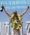 图文-环青海湖第六赛段结束领奖台上真幸福