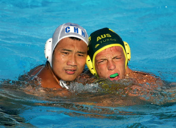 图文-男子水球中国负澳大利亚 吴志宇与对手关