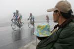图文-环青海湖自行车赛第6赛段选手们在雨中前进