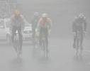 图文-环青海湖自行车赛第6赛段大雾弥天艰难前进