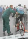 图文-环青海湖自行车赛第6赛段车队官员照看选手