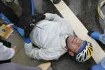 图文-环青海湖自行车赛第6赛段摔伤选手原地仰卧