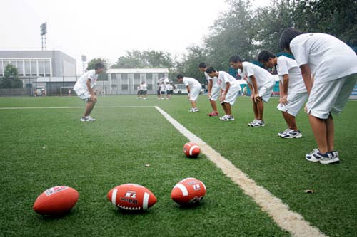 图文-腰旗橄榄球世界杯球队抵京 中国队首次训