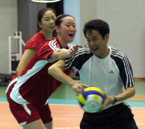 图文-女排姑娘打起"橄榄球" 陈忠和身手很矫健