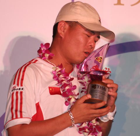 图文-泰王杯中国船员出席颁奖晚会 船长王滨爱
