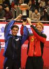 图文-乒联总决赛颁奖仪式波尔苏斯展示男双奖杯