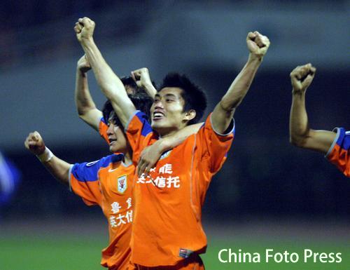 图文-05年CFP体育图片精选 郑智为中国足球增