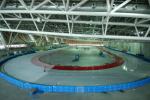 图文-都灵冬奥会速滑比赛场馆场内浇冰工作进行中