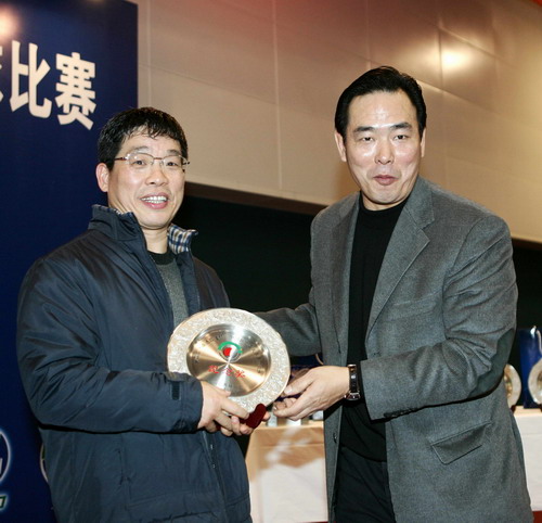图文-第四届中国名人乒乓球赛蔡振华为获奖者颁奖