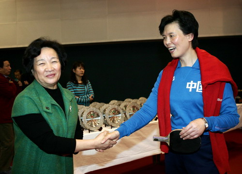 图文-第四届中国名人乒乓球赛老女排队员陈招娣