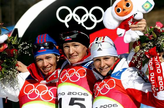 图文-冬奥颁奖图大全冬季两项女子15公里俄罗斯夺冠