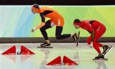 图文-速度滑冰男子500米决赛卢卓力拼荷兰选手