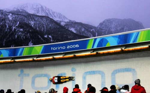 图文-冬奥会俯式冰橇男子赛 热情观众观看比赛