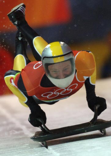 图文-冬奥会俯式冰橇男子赛 斯塔利高难度俯卧