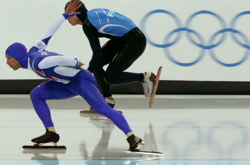 图文-速度滑冰男子1000米 众选手你追我赶