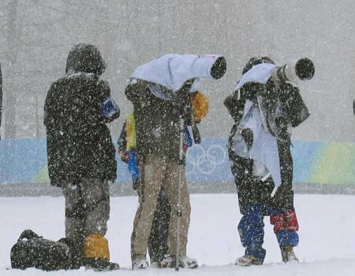 综合体育 2006年都灵冬奥会 冰雪 >  大雪弥漫摄影记者最辛苦 >正文