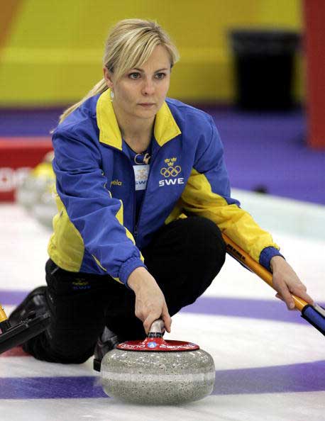 图文-女子冰壶循环赛第十一轮瑞典选手释放冰球