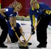图文-女子冰壶循环赛第十一轮瑞典选手紧密配合