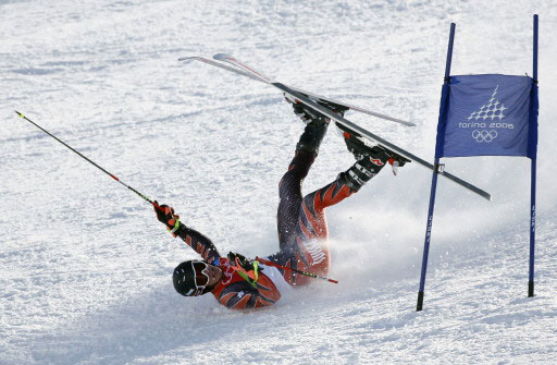 图文-冬奥会高山滑雪男子大回转瑞士选手摔倒