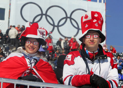 图文-冬奥高山滑雪男子大回转加拿大队支持者