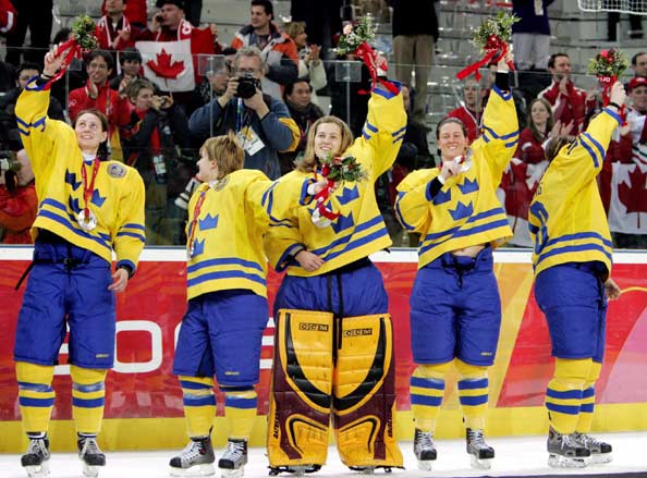 图文-都灵冬奥女子冰球决赛瑞典队员也欣喜