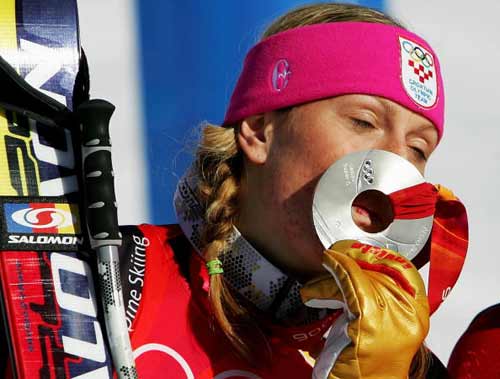 图文-女子高山滑雪超级大回转亚军选手亲吻奖牌