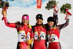 图文-女子高山滑雪超级大回转前三名高举鲜花