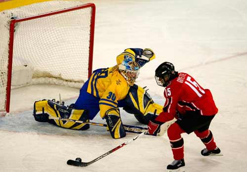 图文-都灵冬奥女子冰球决赛加拿大选手大力射门