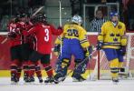 图文-都灵冬奥女子冰球决赛加拿大选手庆祝进球