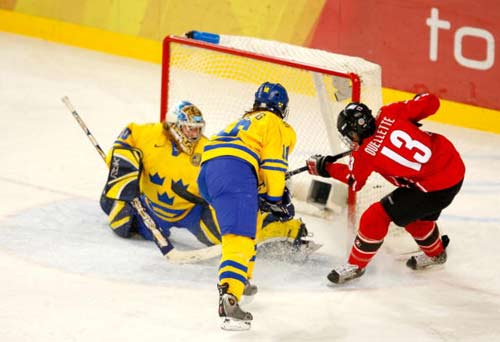 图文-都灵冬奥女子冰球决赛加拿大队员单刀附会