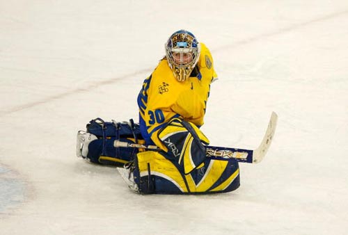 图文-都灵冬奥女子冰球决赛瑞典队员席地而坐