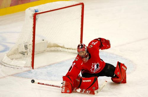 图文-都灵冬奥女子冰球决赛加拿大终结黑马传奇