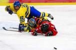 图文-都灵冬奥女子冰球决赛三人摔倒在冰面上