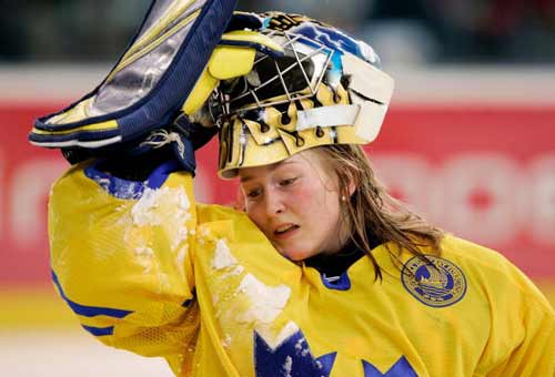 图文-都灵冬奥女子冰球决赛队员头盔下是汗水
