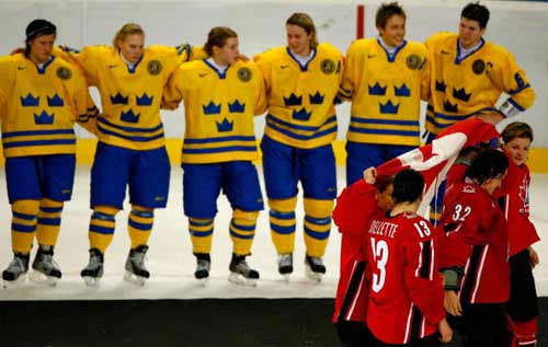 图文-都灵冬奥女子冰球决赛前为冠军后为亚军