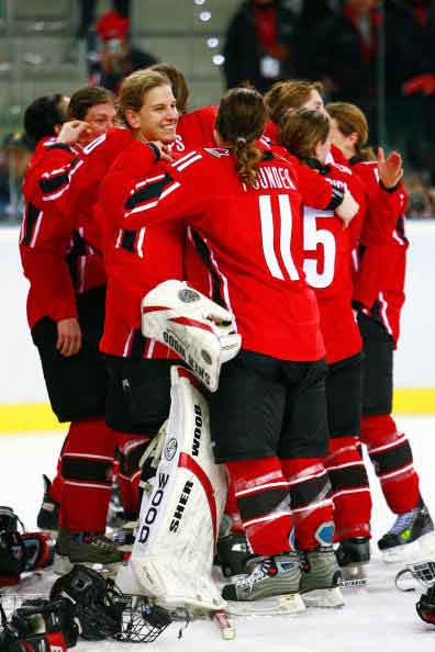 图文-都灵冬奥女子冰球决赛加拿大队相拥在一起