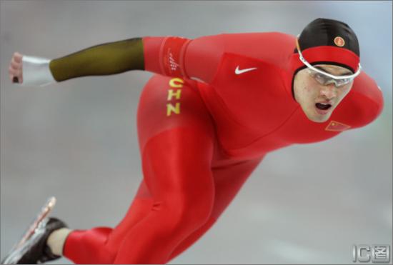 图文-速度滑冰男子1500米 李长宇在比赛中