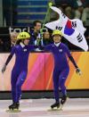 图文-短道速滑女子3000米接力韩国队挥舞国旗