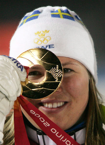 图文-冬奥颁奖图大全高山滑雪女子回转赛佩尔森夺冠
