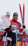 图文-女子30公里自由式集体赛冠军与雪橇和女儿