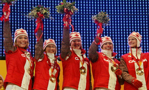 图文-冬奥会25日冰壶赛颁奖典礼季军加拿大队