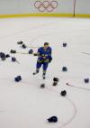 图文-[男子冰球]芬兰2-3瑞典瑞典队员打扫战场