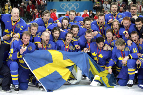 图文-冬奥会男子冰球瑞典夺冠赛后领奖合影