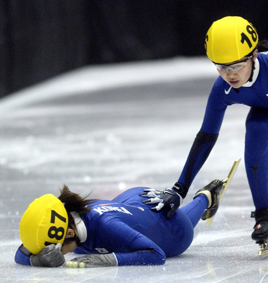 图文-中国女队3000米接力摘金陈善有摔倒趴冰面