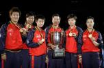 图文-世乒赛中国女队七连冠队员教练与奖杯合影