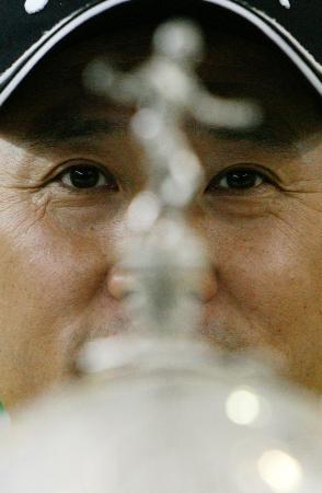 图文-中国队第十次捧起尤伯杯奖杯后李永波的笑容