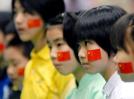 图文-尤伯杯羽球赛决赛小球迷脸贴五星红旗排成排